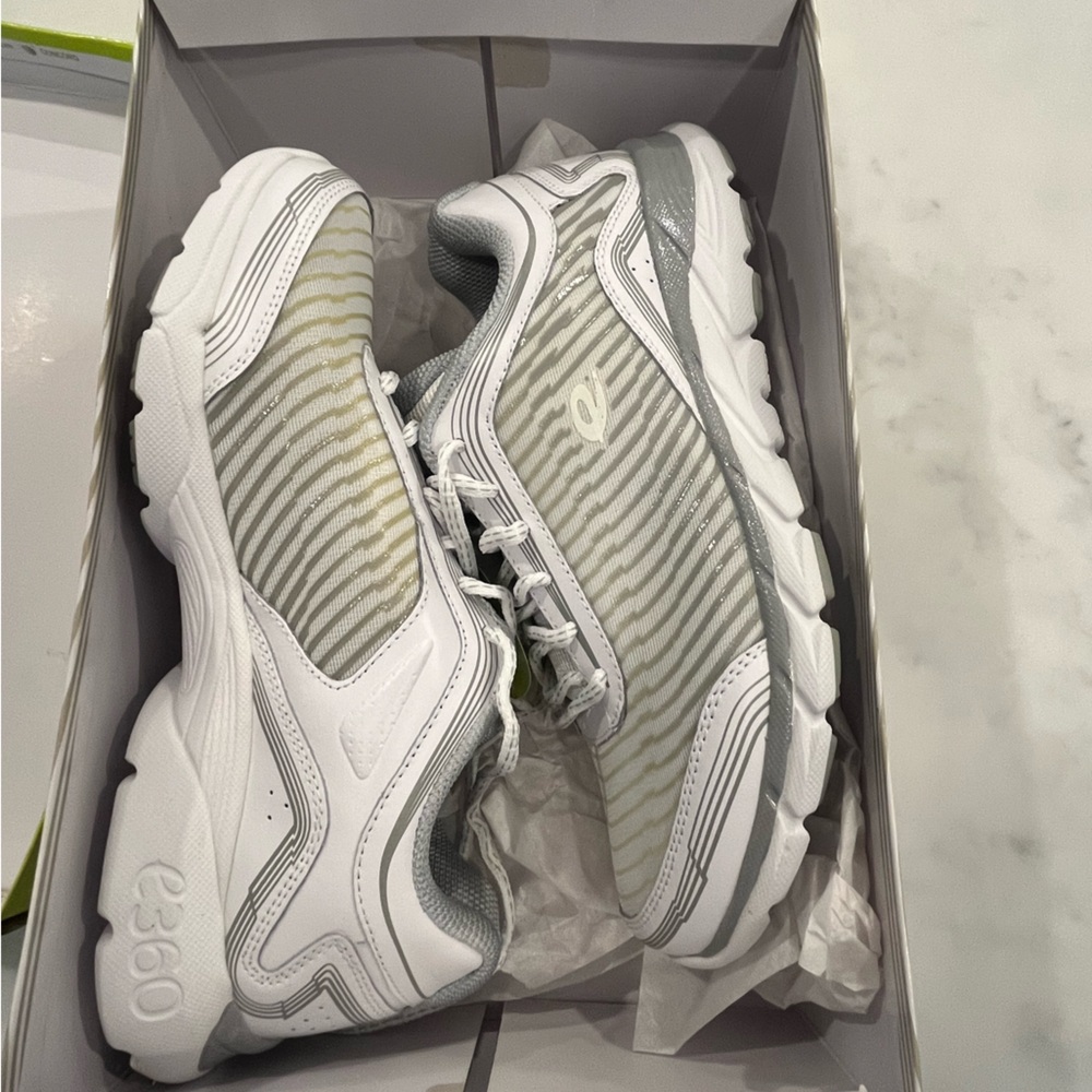 New with tag e360 Easy Spirit ESIGNITE White Size 8 Wide Gel Cushion